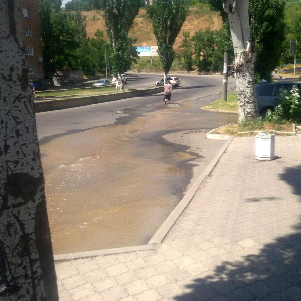 В центре города по ул. Ленина прорвало водопровод