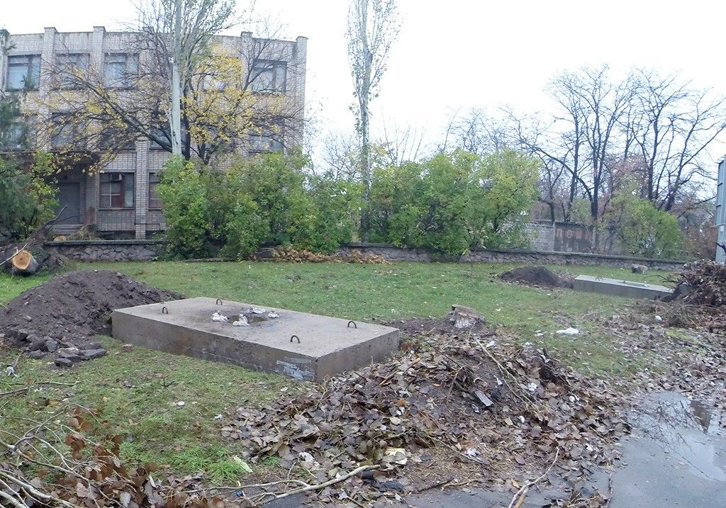 Фотофакт: В Бердянске вместо упавших деревьев "растут" борды