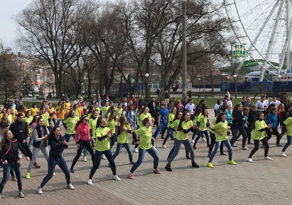 На Приморской площади прошел флешмоб студентов БГПУ, посвященный Дню здоровья 