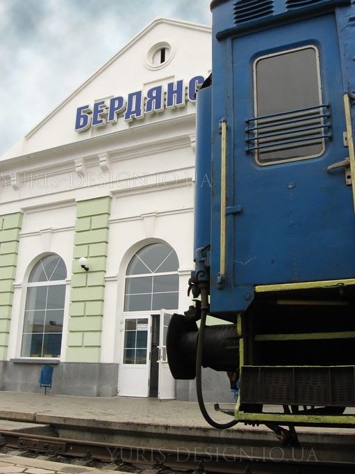 В Бердянске мужчина чуть не лишился ног попав под поезд