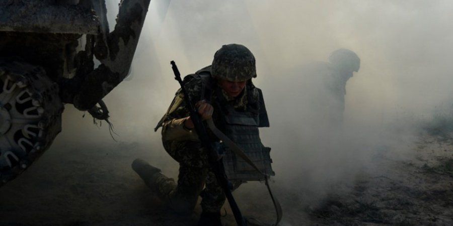 Бойовики на Донбасі обстрілюють українських військових з танків та артилерії: є загиблий та поранені