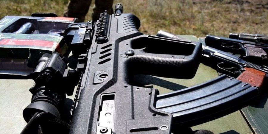 На Донбасі через необережне поводження зі зброєю загинув військовий, ще троє поранені