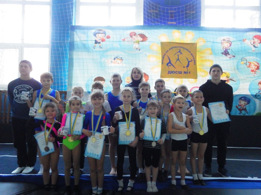 Новая школа спортивной акробатики "Авангард" приехала с наградами из Мелитополя