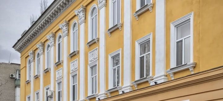 Злочинець в спробі вкрасти сумку побив жінку, але втекти зі здобиччю не зміг