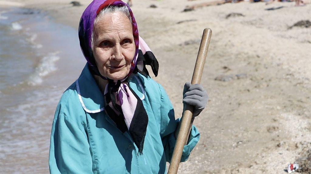 Галине Домбровской – 75. Она каждый день бесплатно выходит чистить берег от травы и медуз