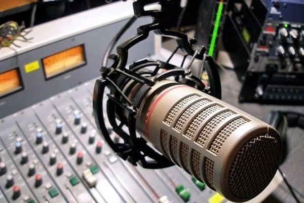Рада обязала радиостанции транслировать 35% песен на украинском