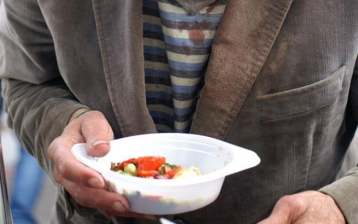 В Бердянске начали раздавать бесплатные обеды для бездомных