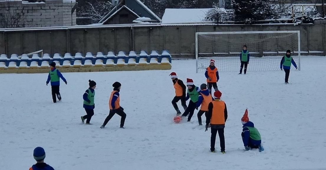 В снегу и в новогодних шапочках. Футболисты ДЮСШ весело завершили сезон-2021