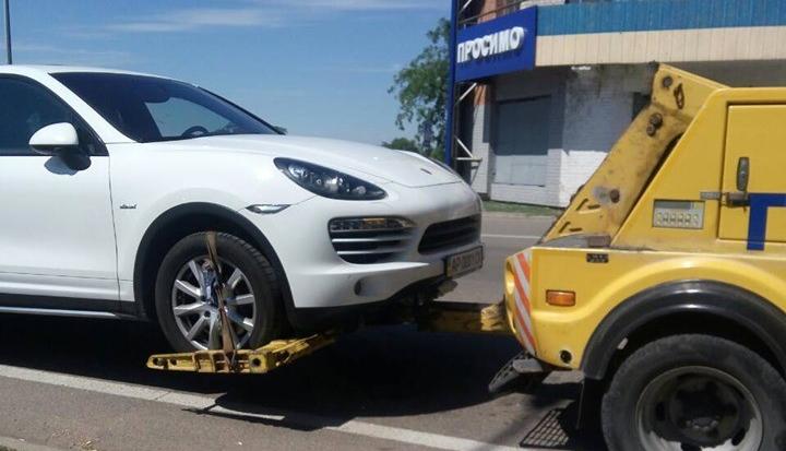 В Бердянске отобрали «PORSHE CAYENNE» за долги