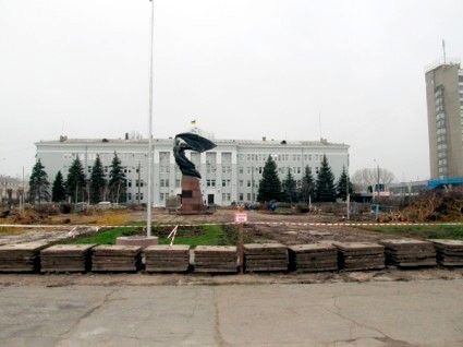 Площадь перед Бердянским исполкомом осталась без каштанов