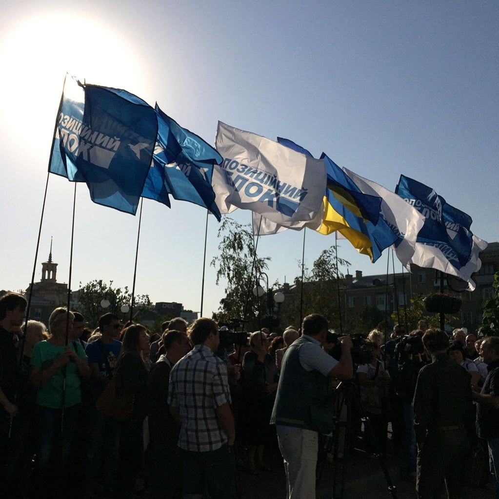 Небольшое количество сторонников Оппоблока митинговали перед мэрией в Бердянске
