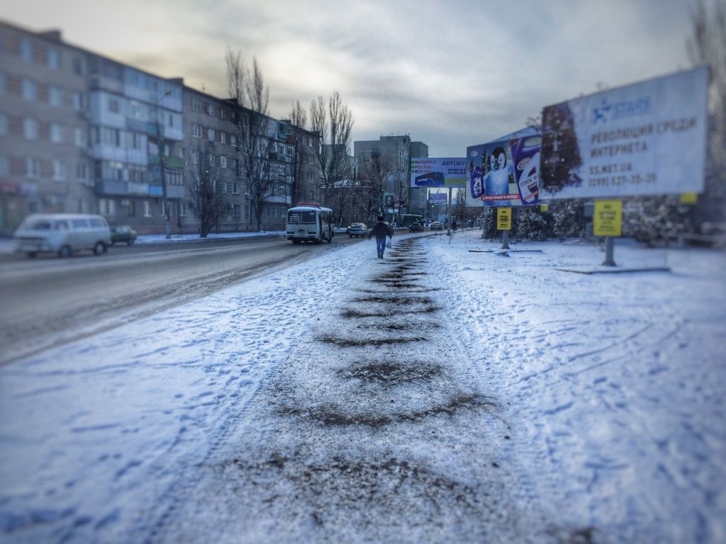 Коммунальщики вышли на уборку улиц города с началом снегопада