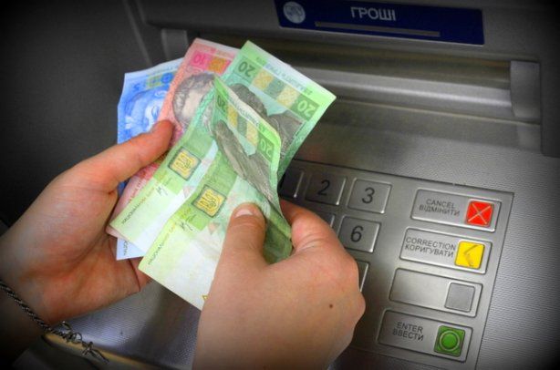 НБУ отменил ограничение на выдачу наличных средств и обмен валюты населением
