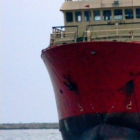 Во время шторма в Бердянском заливе на мель выбросило два судна