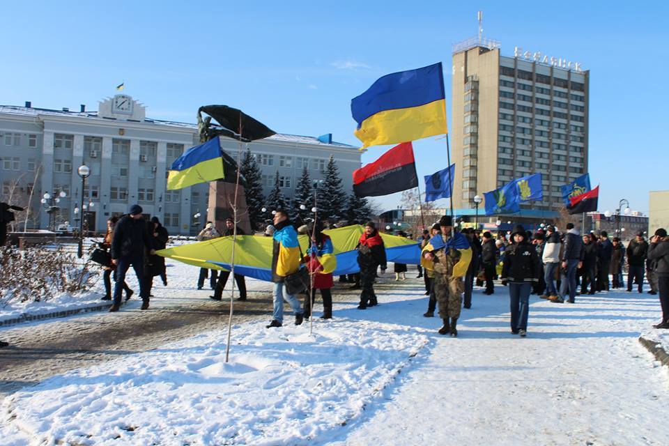 В Бердянске День соборности Украины отметили праздничным шествием и торжественными сборами