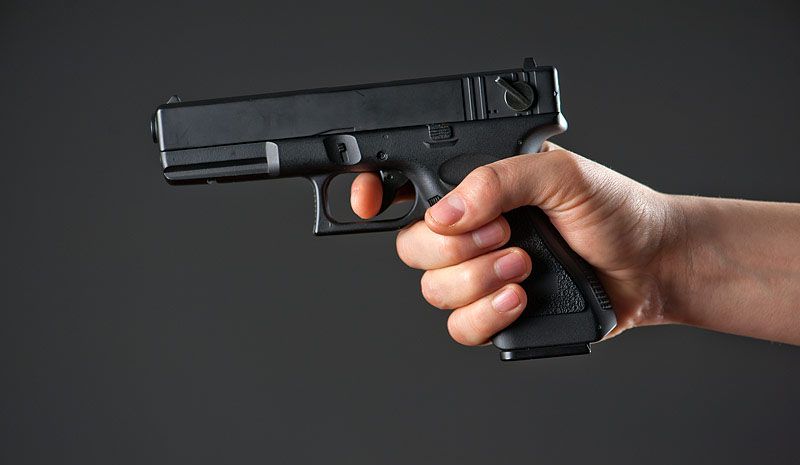 Полиция утихомирила гражданина, размахивавшего пистолетом в кафе