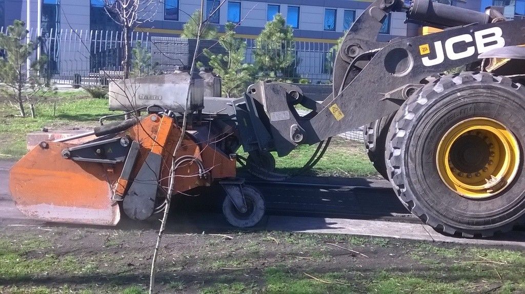 Железную дорогу на Приморской площади почистили специальной уборочной машиной
