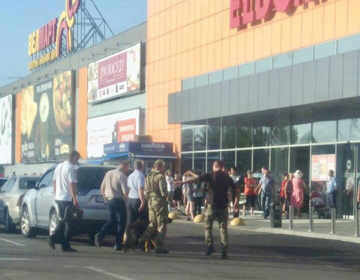 В Бердянске заминировали супермаркет «Велмарт»