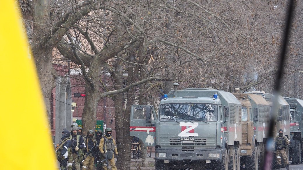 Окупанти перекидають техніку та озброєння з Маріуполя до Запорізької області