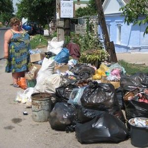 Курортный сезон в Бердянске: дворники не успевают убирать мусор