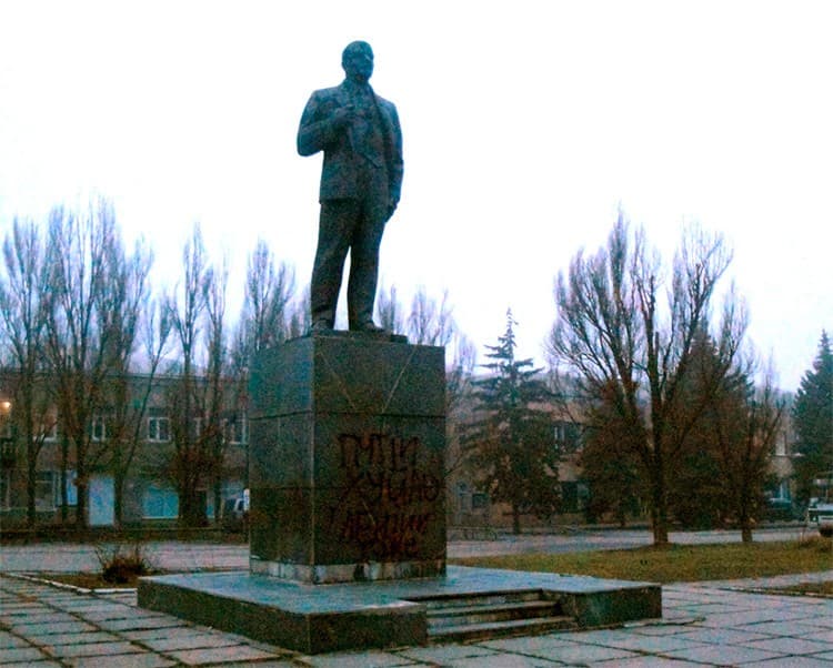 В районе АЗМОЛ памятник Ленину еще стоит, но уже обрисован