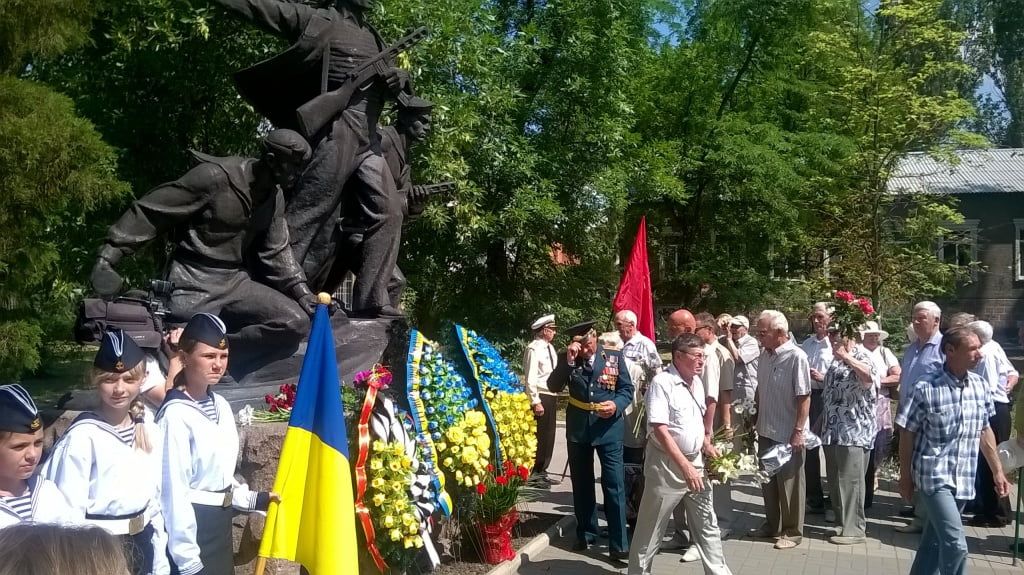 В День скорби и памяти жертв войны в Украине, в Бердянске возложили цветы памятнику морякам-десантникам
