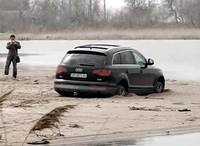 AUDI Q7 сел в морском песке Азовского моря - видео