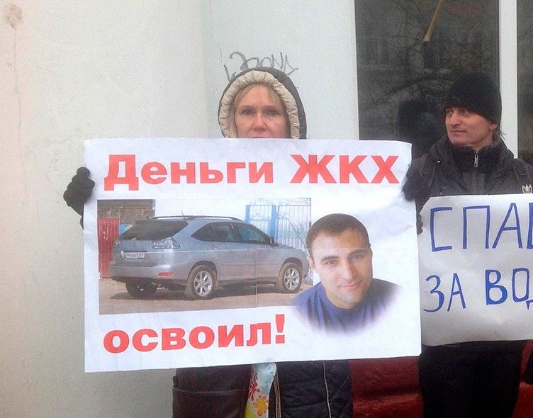 Общественные слушания сопровождаются митингом против мэра Алексея Бакая и его команды