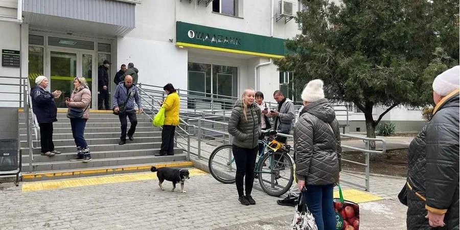 Як не втратити пенсійні виплати і допомогу для ВПО. Рекомендації як пройти ідентифікацію в Ощадбанку