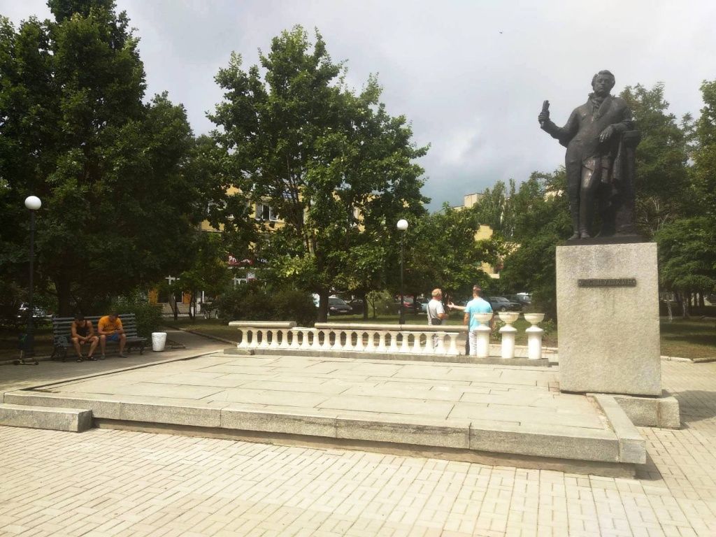 Детям угрожает разваливающаяся балюстрада у памятника Пушкину