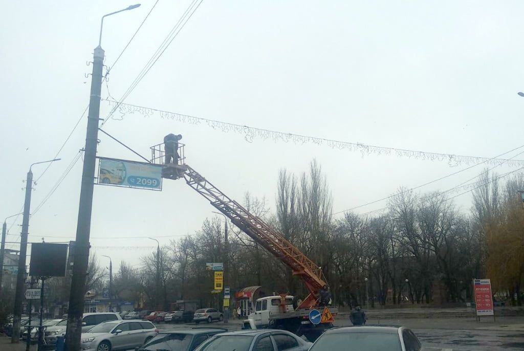 В Бердянську монтують новорічну ілюмінацію