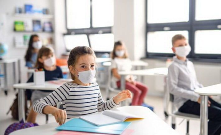 Родители за школой, персонал и 5-11 классы в масках на переменах, антисептики на входе. Как стартует учебный сезон-20/21?