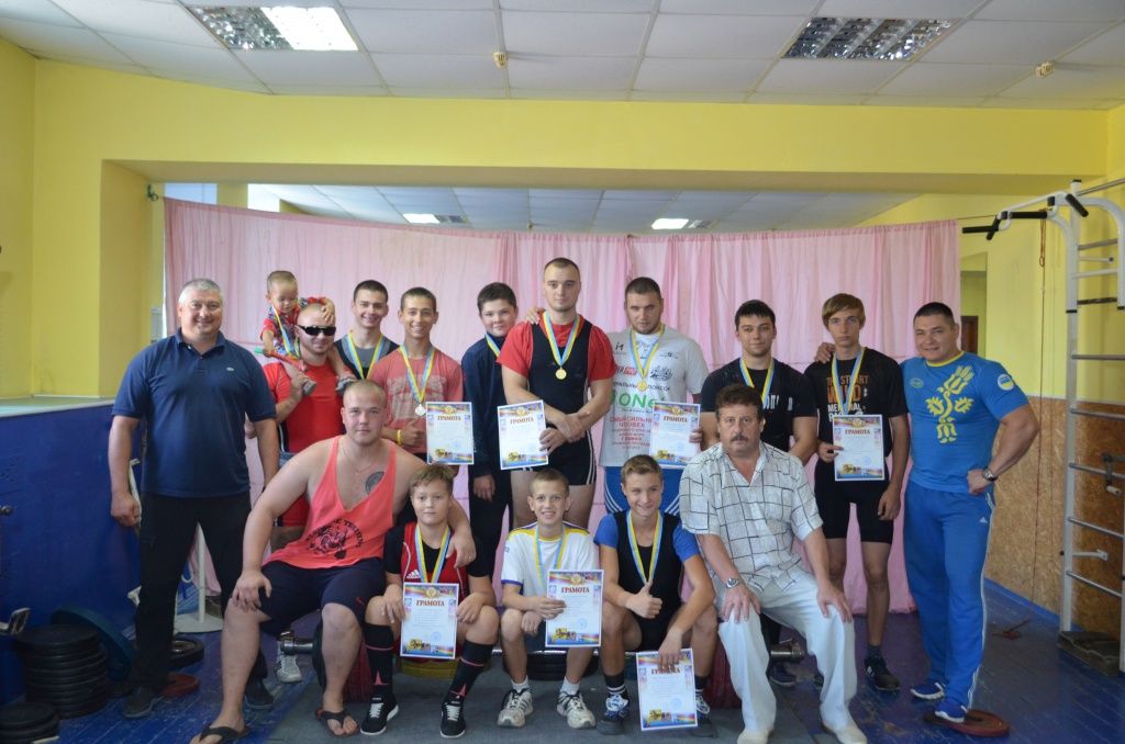 В Бердянске прошел кубок города по классическому пауэрлифтингу среди юношей и взрослых спортсменов