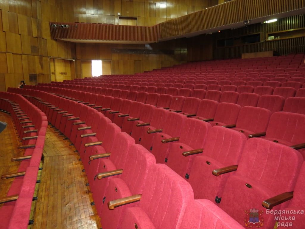 У міському Палаці культури у великій глядацькій залі встановлено нові театральні крісла