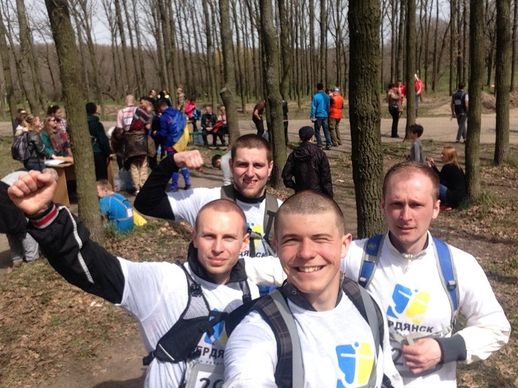 100 километров за 18 часов. Четверо бердянцев преодолели самый сложный марафон на территории Украины