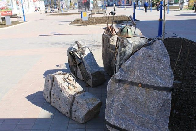 Камни на памятнике "Дань приезжим" снова передвинули