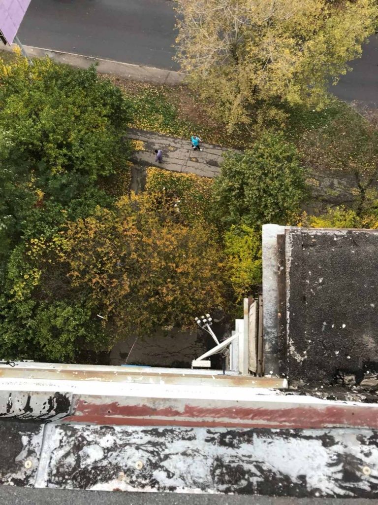 Бердянец, утеплявший фасад высотки в Бердянске, погиб после падения с высоты 8-го этажа