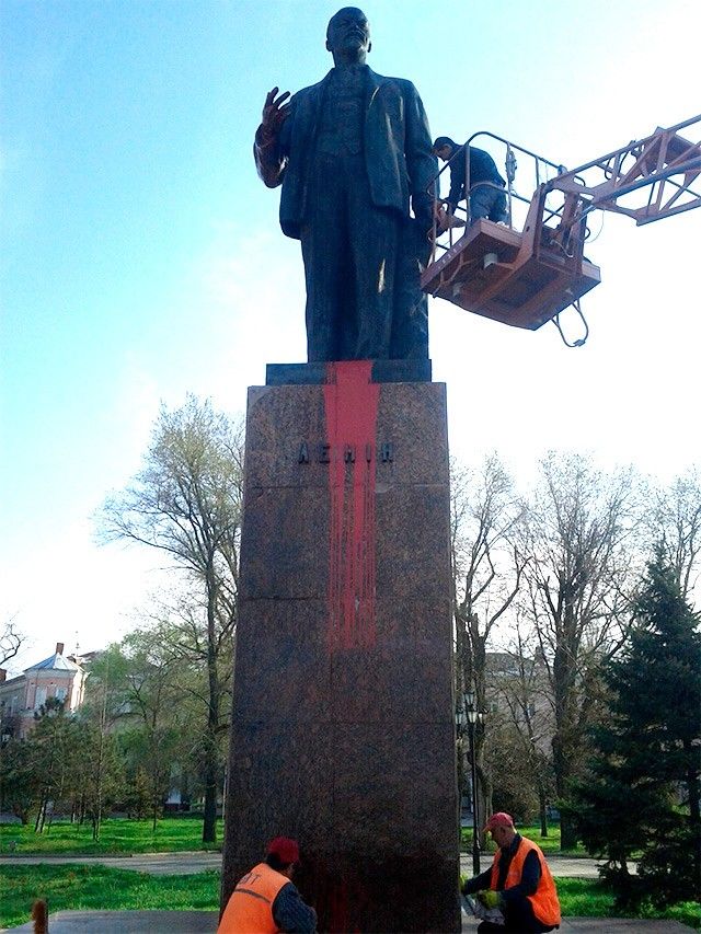 В Бердянске надругались над памятником Ленину