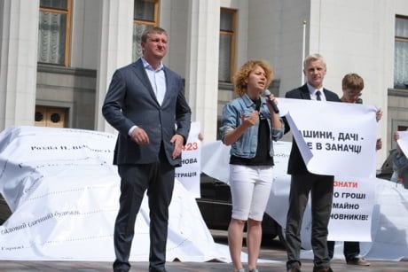 Министр юстиции вместе с активистами пикетировал Раду