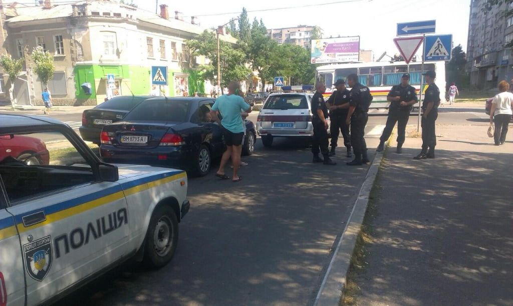В центре Бердянска произошла авария с участием полицейской машины