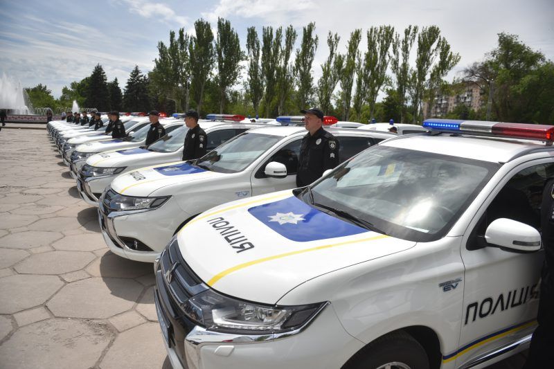 Новенькие полицейские машины едут в Бердянск