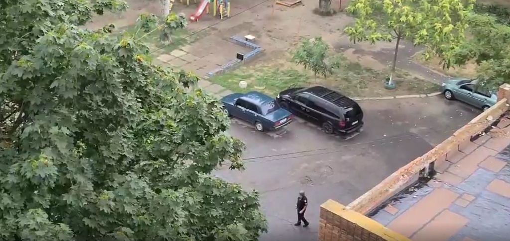Двор по Азовскому, 3 оцепили полиция и спасатели. На лавочке обнаружили подозрительный чемодан (ОБНОВЛЕНО)
