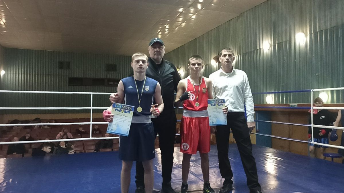 Саша Федотов и Богдан Чепрасов взяли золотые медали на юниорском чемпионате области по боксу