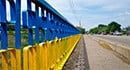 Бердянские активисты покрасили мост в цвета национального флага