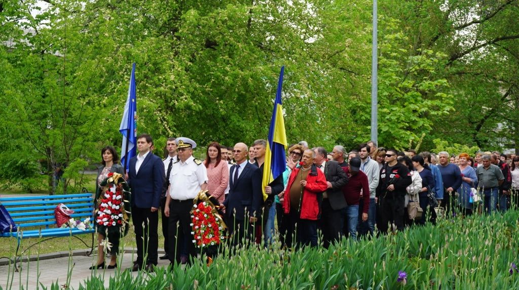День пам'яті та примирення - в Бердянську поклали квіти пам'ятнику морякам-десантникам