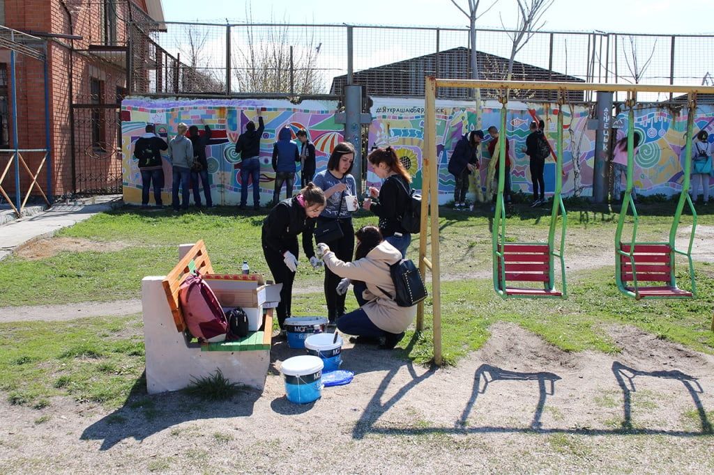 В Бердянске состоялся арт-пикник «Молодежь за чистую Украину»