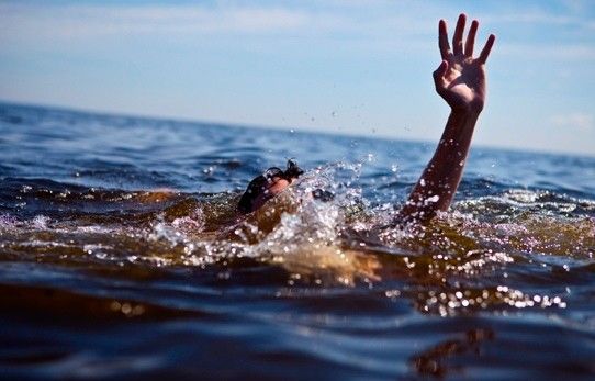 Бердянского пловца спасли в 700 метрах от берега