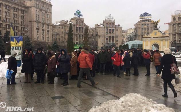 "Шатун" продолжает шатать: В Киеве собирают людей и ищут, кто хочет держать плакаты