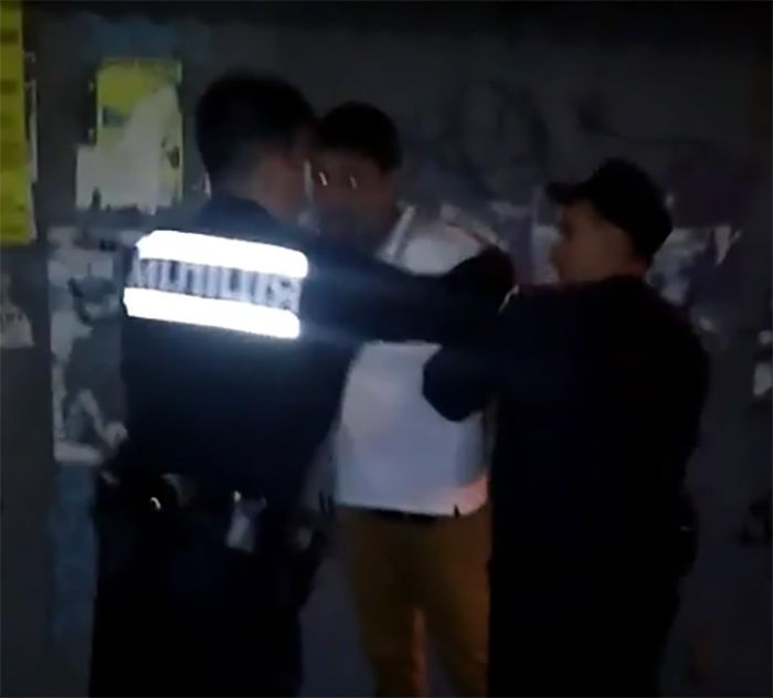 В полиции прокомментировали видео с задержанием гражданина, помочившегося на территорию детской гимназии 