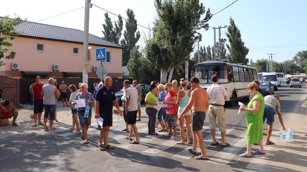 В Бердянске перекрыли дорогу возле третьего пляжа